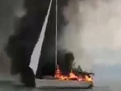 El barco en llamas tras haberle caído un rayo