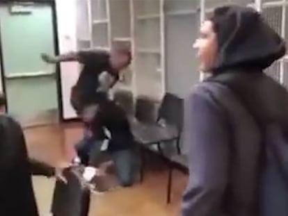 Un profesor golpea a un alumno que le tiró un balón y le llamó “negrata” reiteradamente