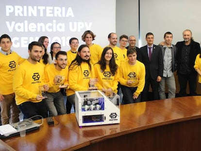 El equipo de iGEM UPV posa junto al prototipo de Printeria.