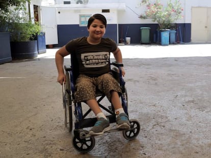 En silla de ruedas y sin colegio