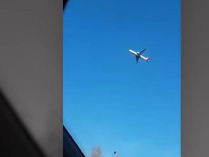 Captura del momento en el que el avión parece estar suspendido en el aire.