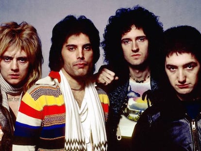 Roger Taylor, Freddie Mercury, Brian May e John Deacon, os quatro integrantes do Queen, numa foto de 1977.