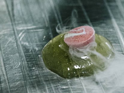 Preparación de un plato con nitrógeno en el salón Gastronomika 2018 de San Sebastián.