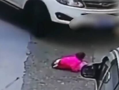 Una niña de dos años sale ilesa tras pasarle un coche por encima