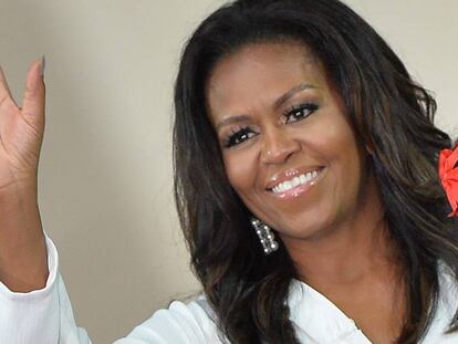 Michelle Obama, en el programa de la cadena NBC 'Today Show', el pasado octubre. En vídeo, la ex primera dama firma ejemplares de sus memorias.