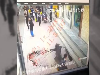 Una mujer cae a un socavón en China.