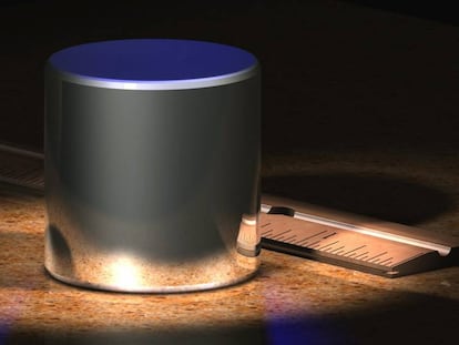 Ilustración del Prototipo de Kilogramo Internacional fuera de sus campanas protectoras.