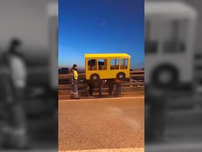 Cuatro personas disfrazadas de autobús en un puente de Rusia
