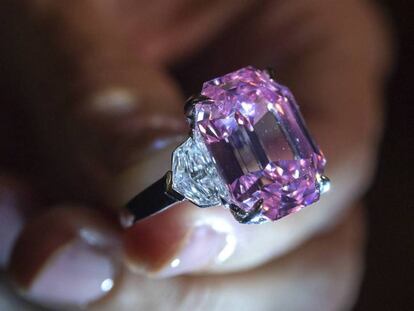 Un empleado de Christie's muestra el diamante Pink Legacy. En vídeo, declaraciones de François Curiel, representante de Christie's en Europa.