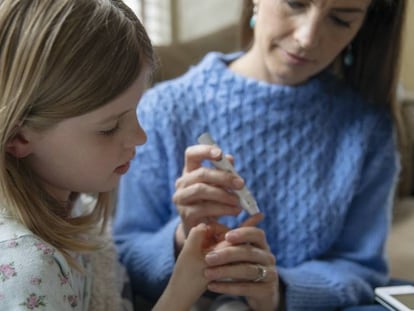 Una niña con diabetes. En vídeo, así es el reto por la diabetes tipo 1.