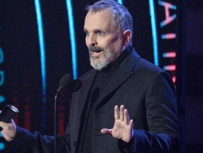 Miguel Bosé reaparece en los Grammy Latinos y despierta la alarma entre sus seguidores