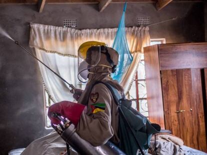 Tareas de prevención de paludismo en Mozambique. En vídeo, declaraciones del fundador de Microsoft y filántropo Bill Gates, que este año donó 800 millones de euros para reducir las muertes por malaria.