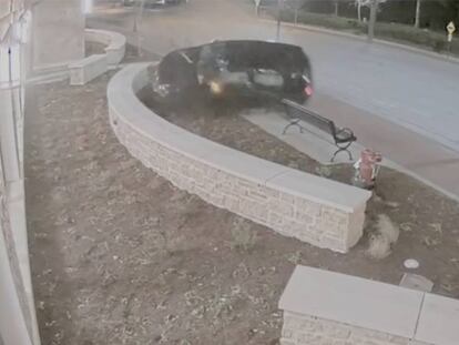 Un conductor pierde el control y se estrella contra una comisaría