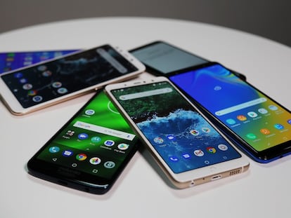 En el vídeo, la periodista especializada en tecnología Laura Pajuelo explica por qué el Xiaomi Mi A2 es el mejor valorado de los móviles de gama media y cuáles son los otros cinco terminales más destacados de este año.