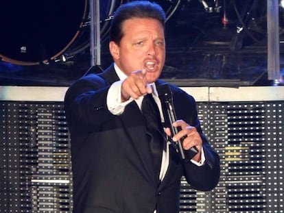 Luis Miguel, en un concierto en México, el pasado lunes. En el vídeo, el artista abucheado tras dejar de cantar.