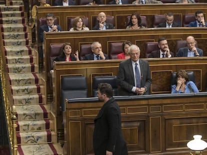 Rufián pasa por delante de Borrell tras ser expulsado en el Congreso, este 21 de noviembre.