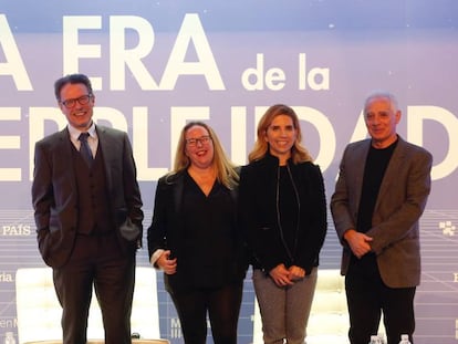 De izquierda a derecha, Luciano Floridi, Patricia Fernández de Lis, Nuria Oliver y Jannis Kallinikos. En vídeo, retransmisión completa de 'La era de la perplejidad'.