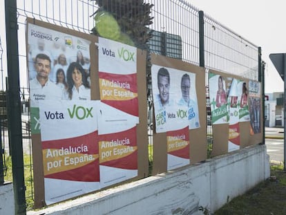 Carteles electorales de las cinco formaciones políticas que posiblemente obtengan representación en la cámara andaluza. En vídeo, las causas del auge de Vox en Almería. FOTO: PACO PUENTES (EL PAÍS) | VÍDEO: EPV