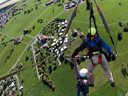 Chris Gursky agarrándose al piloto del ala delta.