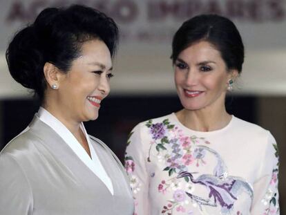 La reina Letizia y la primera dama de China, Peng Liyuan, en el Teatro Real de Madrid el 28 de noviembre de 2018.