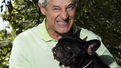 Josema Yuste con su perro Chulo, en un parque de Madrid.