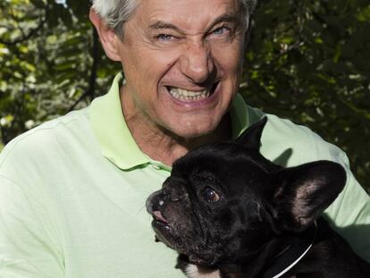 Josema Yuste con su perro Chulo, en un parque de Madrid.