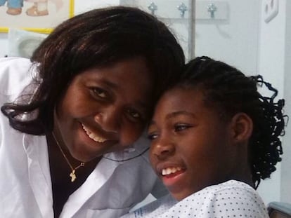 La camerunesa Alima Ngoutme junto a su hija Lamina.