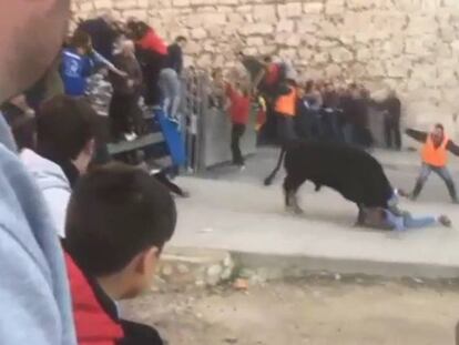 El momento en el que el toro embiste a los corredores.
