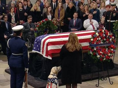 En vídeo, el perro de Bush le acompaña durante su funeral.