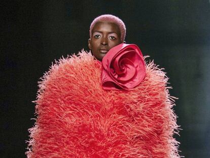 Un abrigo color 'Living Coral' de Marc Jacobs en un desfile de la semana de la moda de Nueva York, en septiembre de 2018.