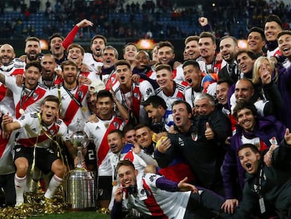 Los jugadores de River, con la Copa Libertadores. En vídeo, el resumen de noticias de EL PAÍS.