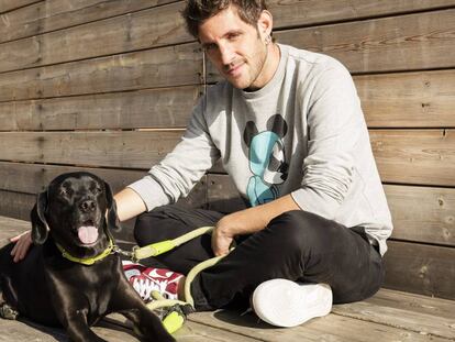 El director de cine Jota Linares con su perro, Pumba, en el centro cultural Matadero de Madrid.