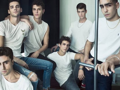 Los protagonistas masculinos de 'Élite' posan en exclusiva para ICON. De izquierda a derecha: Itzan Escamilla, Álvaro Rico, Arón Piper, Miguel Herrán, Miguel Bernardeau, Omar Ayuso y Jaime Lorente.