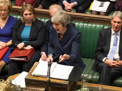 La primera ministra británica, Theresa May, interviene en el Parlamento.