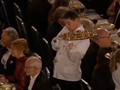Un camarero deja caer accidentalmente un poco de comida sobre un invitado en la cena de los Nobel