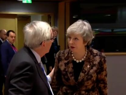 El momento del encontronazo entre Jean-Claude Juncker y Theresa May.