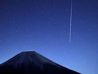 Vista de un meteoro durante la lluvia de estrellas en el cielo sobre el monte Fuji, en Japón. En vídeo, las gemínidas en Songyuan, en el noreste de China.