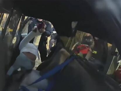 Brutal actuación policial contra una joven por tirarle unos caramelos a un dependiente