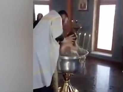 En vídeo, el polémico bautizo de una pequeña de dos años en el suroeste de Rusia.