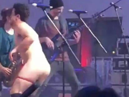 Momento en el que el vocalista de grupo 'Pepet i Marieta' se desnuda.