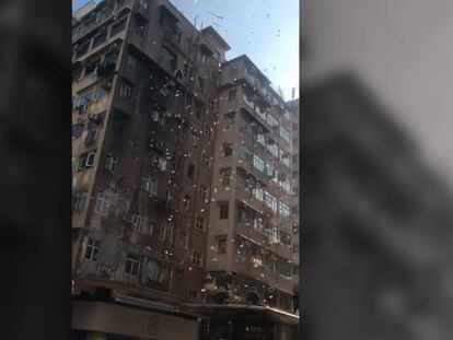 Vídeo de un hombre lanzando dólares desde un edificio en Hong Kong.