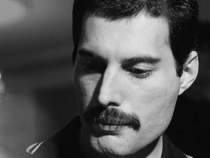 Freddie Mercury fotografiado en Japón en 1982. En vídeo, el trailer de la película 'Bohemian Rapsody'.