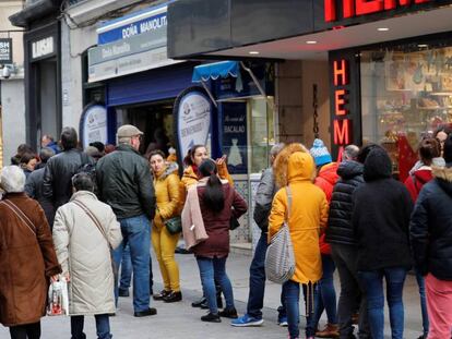 Colas en el centro de Madrid para comprar lotería. En vídeo, ilusión por la lotería de la Navidad.