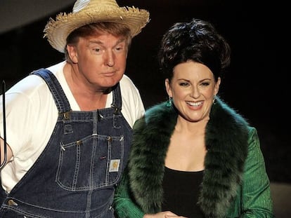 Donald Trump junto a la actriz Megan Mullally en los Emmy de 2005.