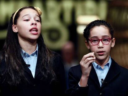 Las niñas Noura Akrouh y Elizabeth del Carmen con el 04211, el tercer premio del Gordo.