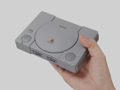 La PlayStation Classic, en versión mini, comparte el diseño, modo de juego y los mismos videojuegos que la original lanzada al mercado en 1994.