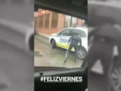 Imágenes de un joven pinchando las ruedas de un coche patrulla en Puente de Vallecas.