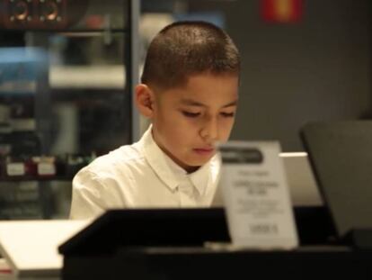 Cristian Adriano Ocharan, de 13 años, ensaya en el Corte Inglés.