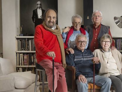 De izquierda a derecha, en primera fila, Leopoldo Pomés, Ramón Masats y Joana Biarnés; detrás, Colita y Carlos Pérez Siquier. CHEMA CONESA