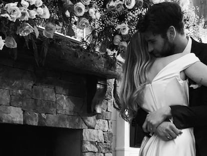 Miley Cyrus y Liam Hemsworth, el día de su boda, en una imagen de Instagram. En el vídeo, la cantante bailando tras el enlace.